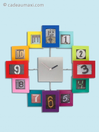 L'horloge murale avec 12 cadres photos colorés