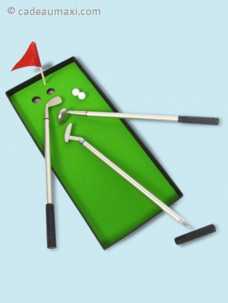 3 stylos en club de golf avec green