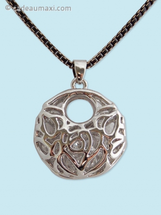 Collier avec pendentif plat à gravures