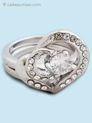 Bague argentée en forme de cœur avec faux cristaux brillants
