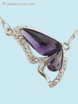 Collier avec pendentif papillon à pierres violettes