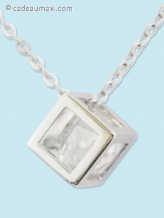 Collier avec pendentif vitrine à diamant