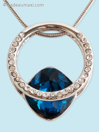 Collier avec pendentif solitaire à diamant bleu