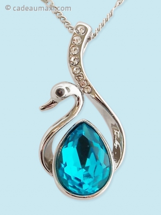 Collier avec pendentif cygne en pierre bleue